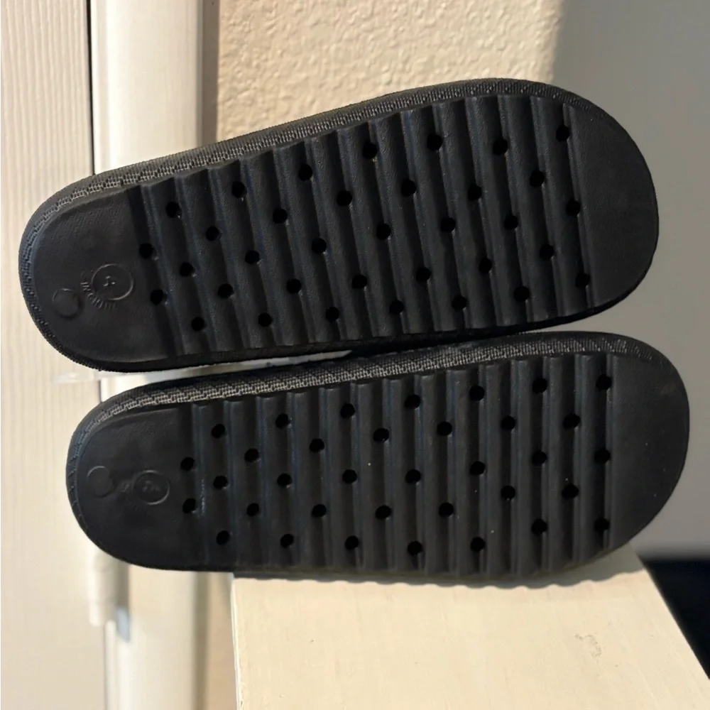 Joe Boxer Kids' Smiley Face Slides Black - multiple youth sizes